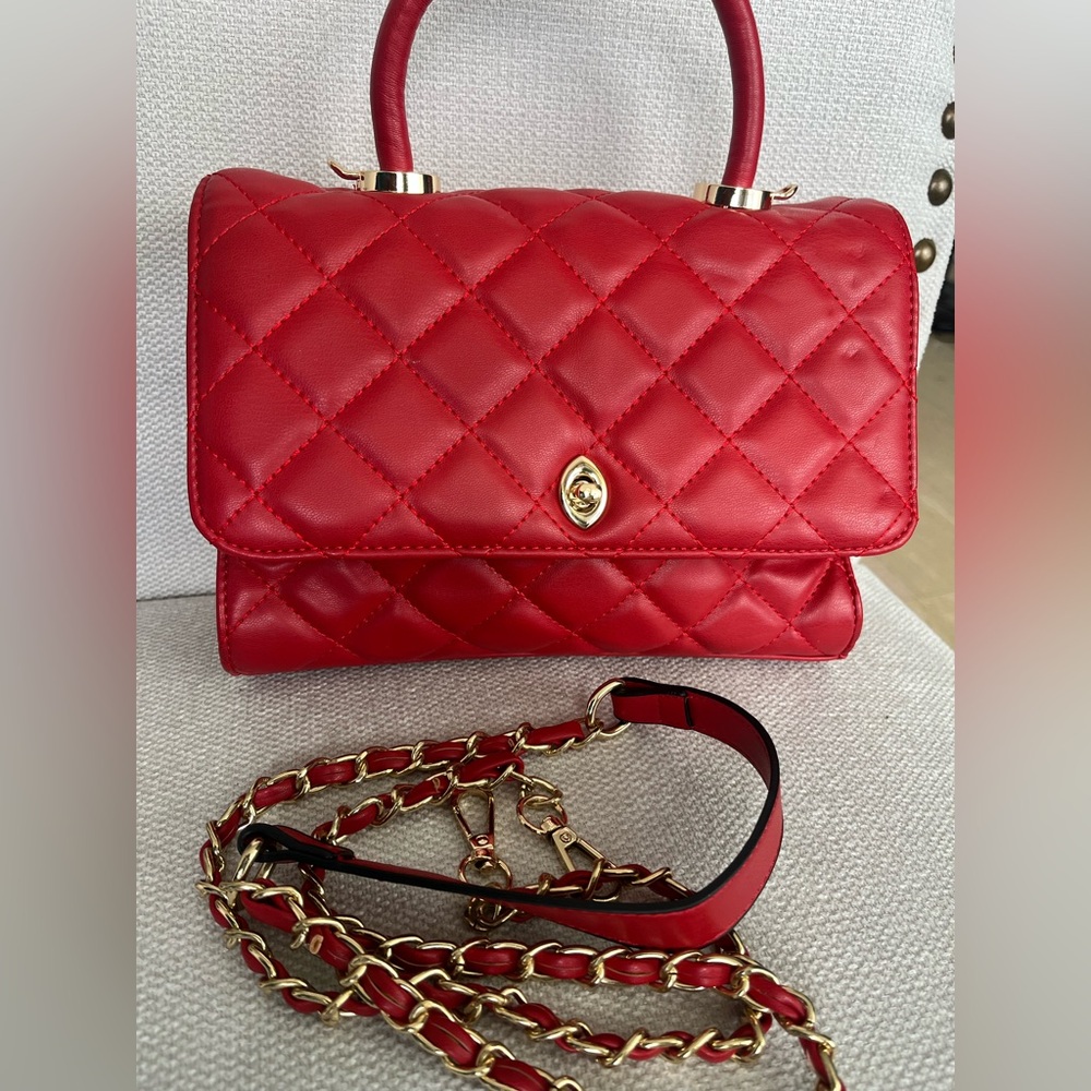 NWOT Quilted red handbag with gold hardware. Chain strap. ❤️